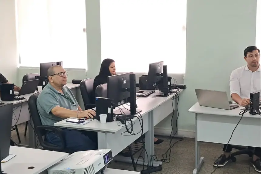 Sala de Treinamento da Coordenadoria de Sistemas Corporativos é equipada com novos computadores, e fortalece capacitação dos servidores.