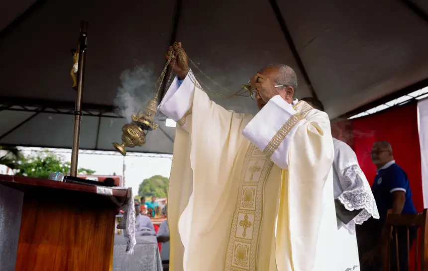 Missa celebrada pelo padre Flaviano Costa contou com ritos tradicionais da Igreja Católica