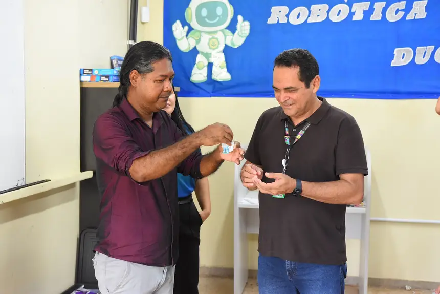 Na Escola Estadual Duque de Caxias, o secretário Paulo Lemos pode conhecer as iniciativas pedagógicas