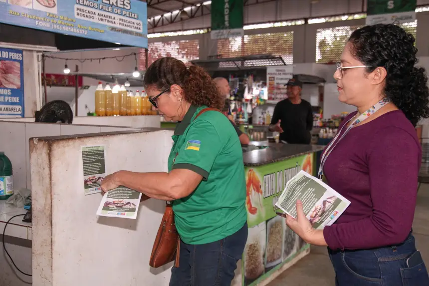 Equipe da Sema fazendo a distribuição educativos na Feira Maluca, em Macapá.