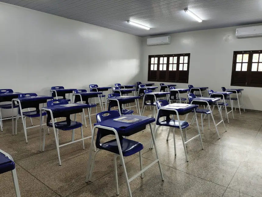 Salas de aulas novas, totalmente reconstruídas e climatizadas
