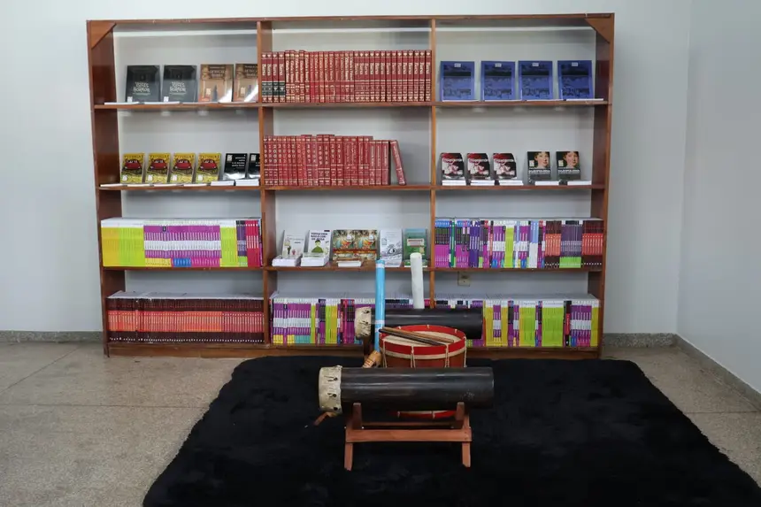 A nova biblioteca da escola com um espaço acolhedor e com novos livros