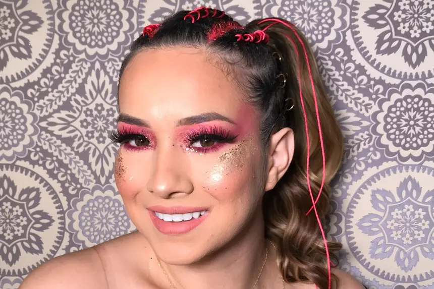 Rosto vira arte e cada cor conta uma história