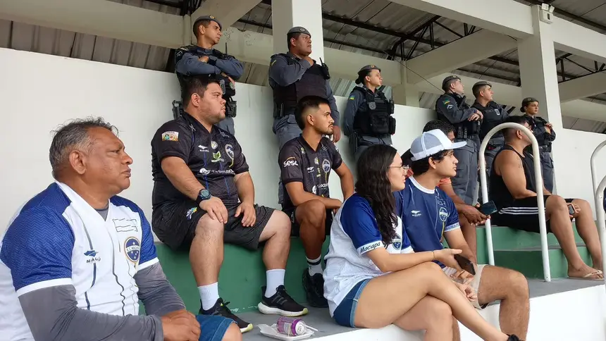 A torcida esteve presente prestigiando a partida e torcendo 