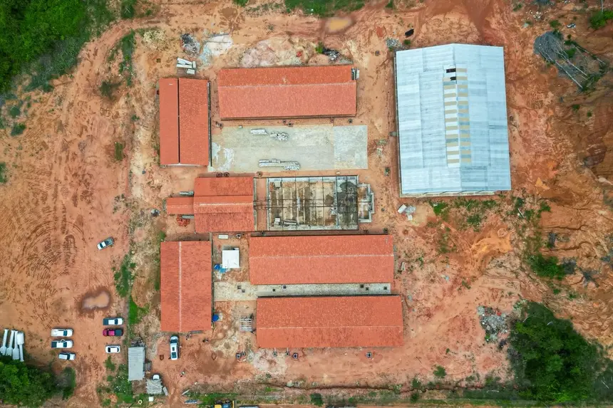 A escola está dividida em 8 blocos 