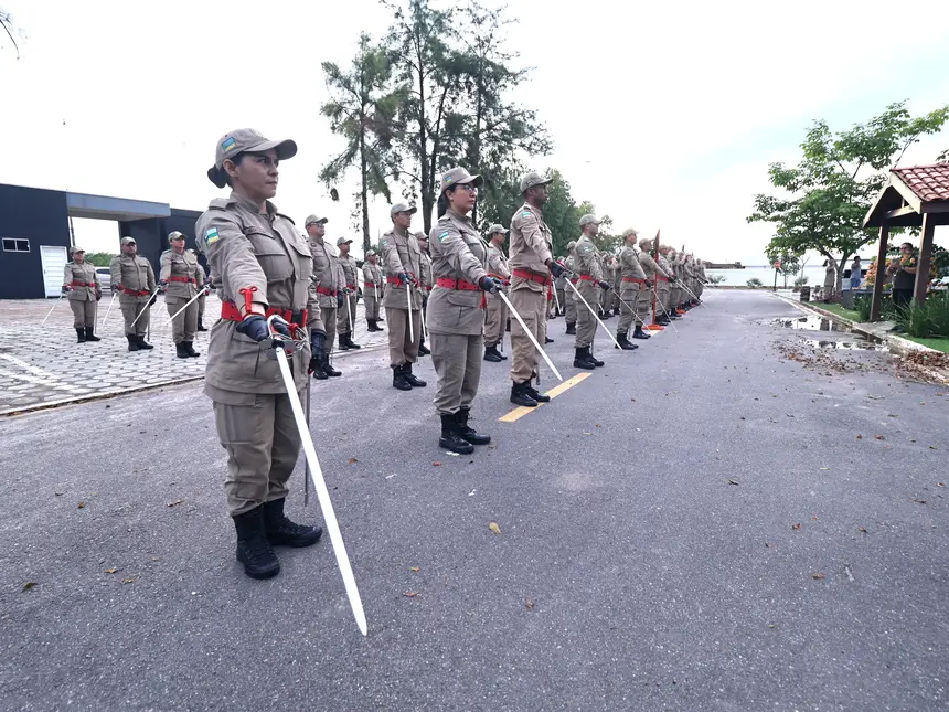 Movimentos de Ordem Unida com espada característicos do oficialato