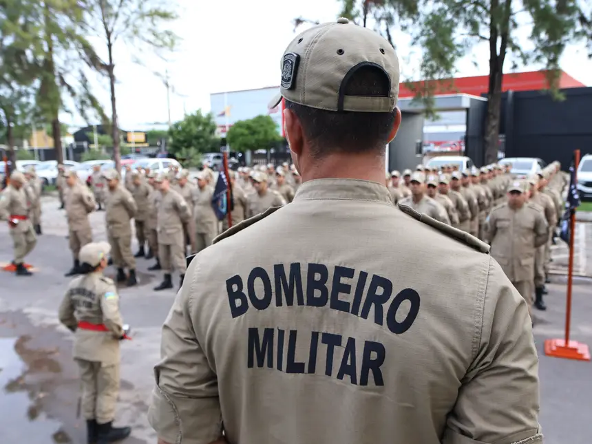 Pelotões de subtenentes e alunos-sargentos fazem movimentos de tropa a pé firme