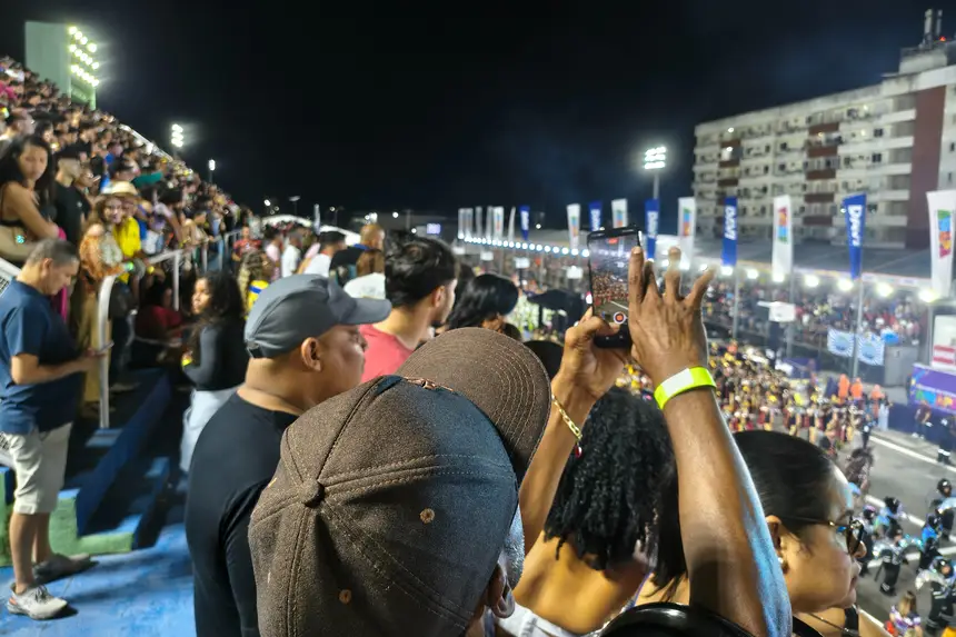 Com arquibancadas gratuitas, primeira noite de carnaval no sambódromo tem público lotado