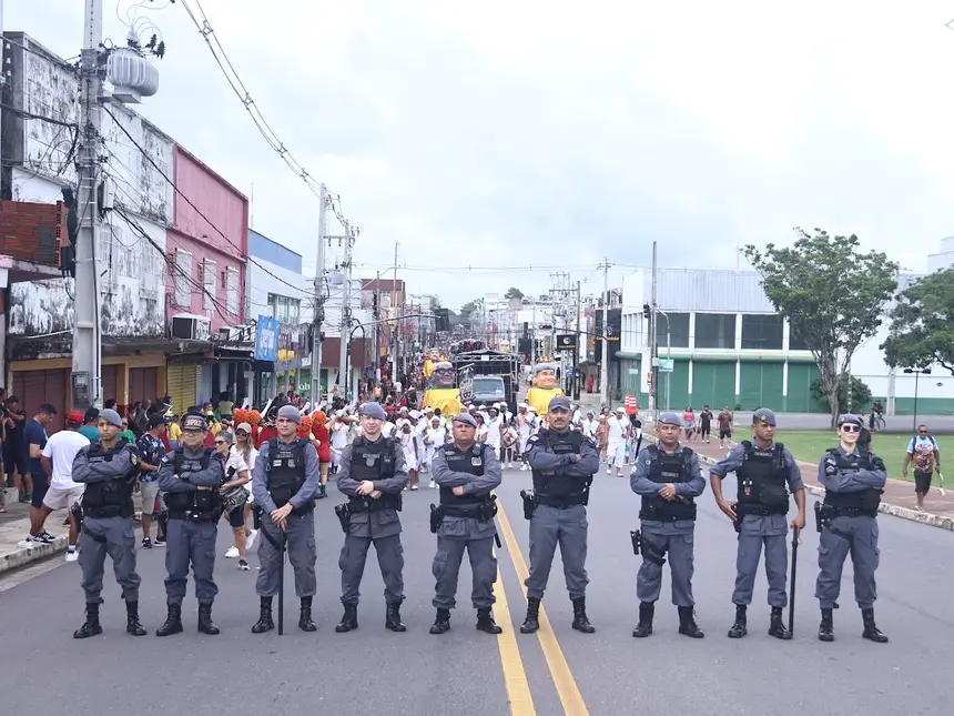 Polícia MIlitar realizou policiamento a pé e motorizado durante todo o percuso do bloco