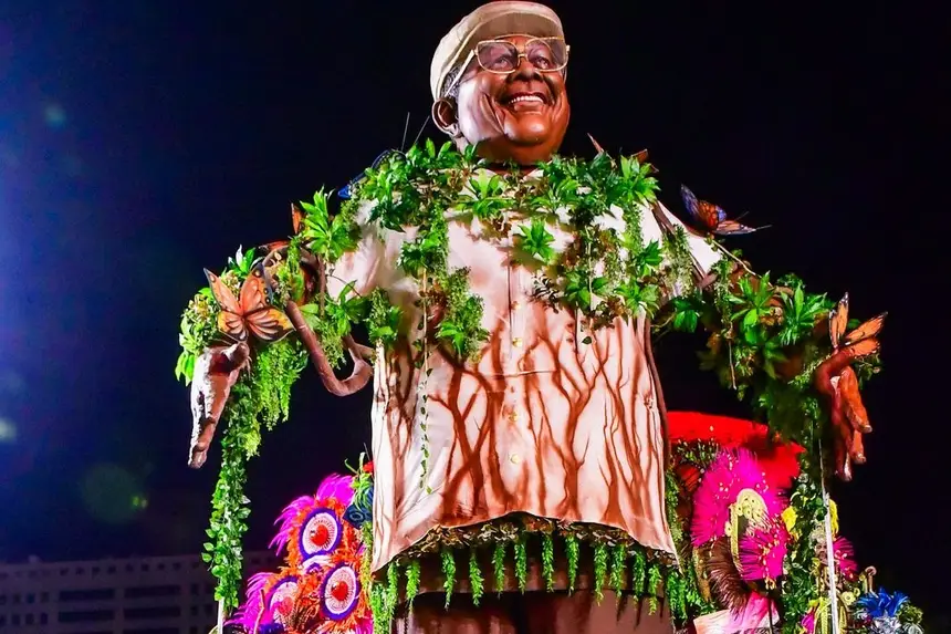 Escultura gigantesca do Mestre Sacaca chamou a atenção e emocionou o público na Sapucaí