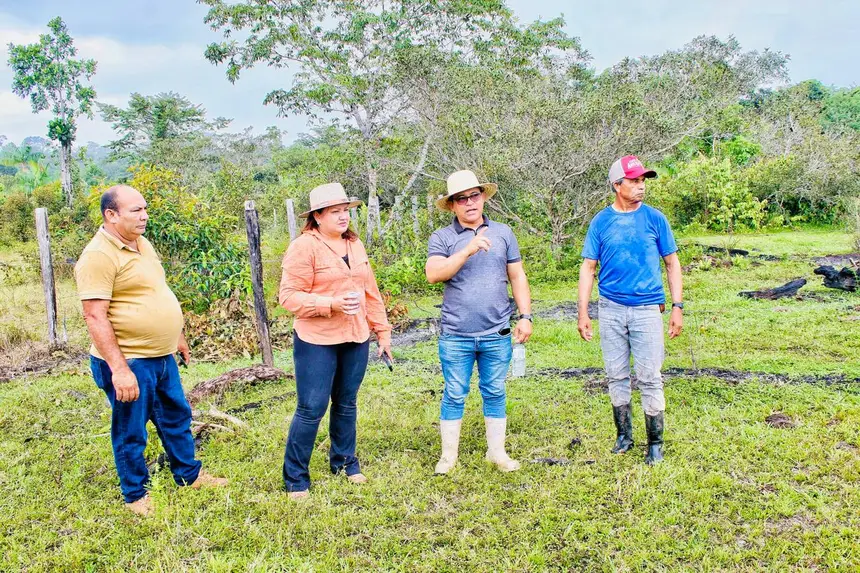 Secretária da SDR, Beatriz Barros (segunda da esq. para direita), acompanhando in loco as atividades do programa.