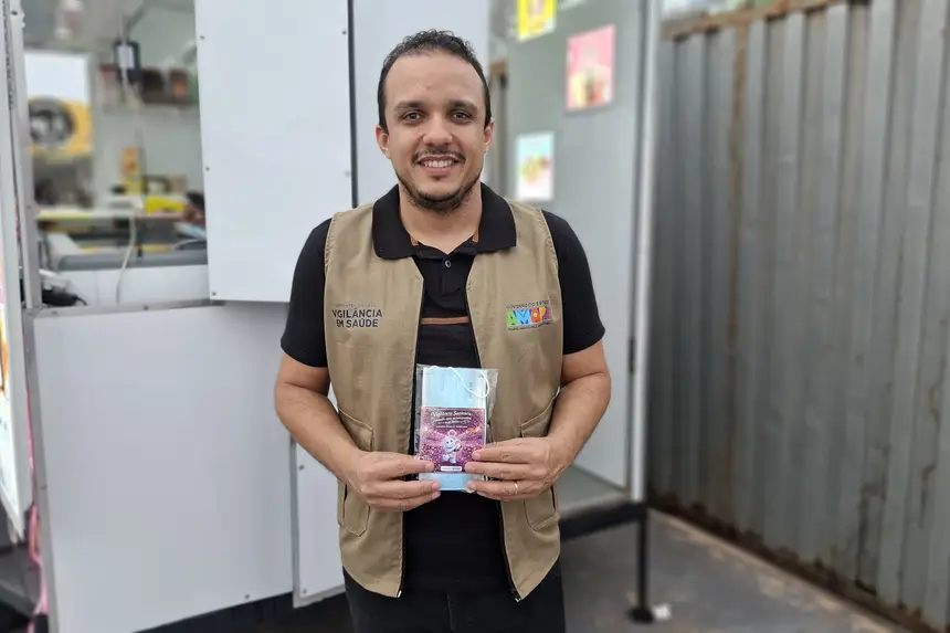 A Vigilância Sanitária distribuiu kits com luvas, toucas e máscaras aos empreendedores, reforçando a higiene e a segurança durante o evento.