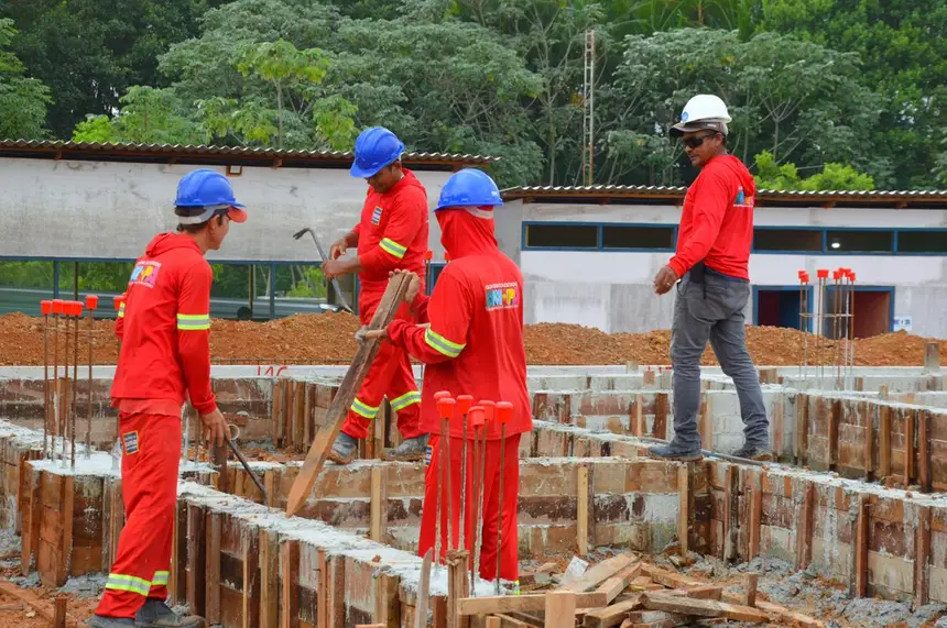 Estão sendo executados os trabalhos de desmontagem das formas para as bases de fundação