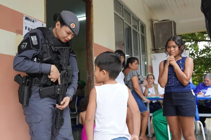 Crianças conhecem equipamentos de trabalho da Polícia Militar