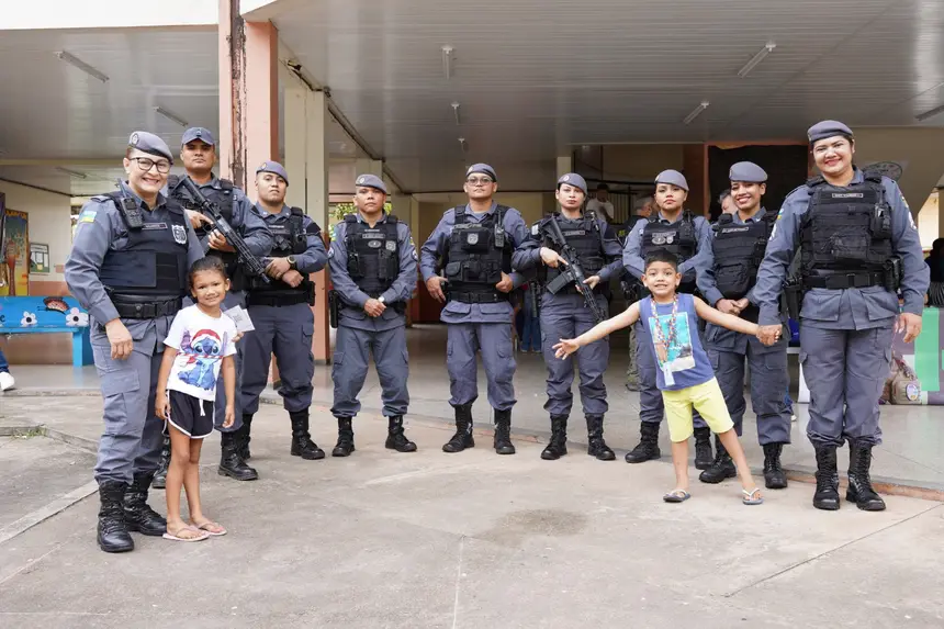 Policiais Militares e crianças no programa Amapá Mais Seguro nas Comunidades