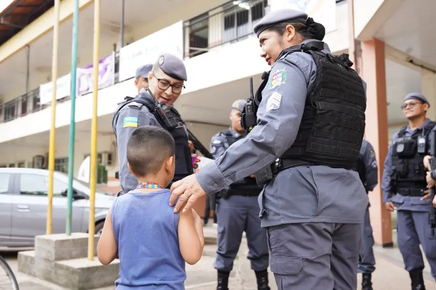 Policiais Militares e crianças no programa Amapá Mais Seguro nas Comunidades