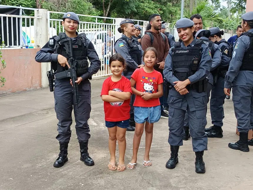 Policiais Militares e crianças no programa Amapá Mais Seguro nas Comunidades