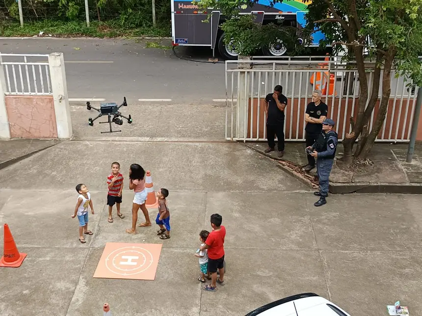 Crianças conhecem drones de alta performance da Segurança Pública