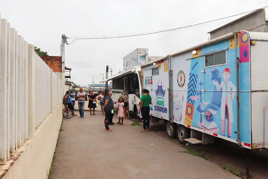 As consultórios móveis estão localizados em frente a escola 