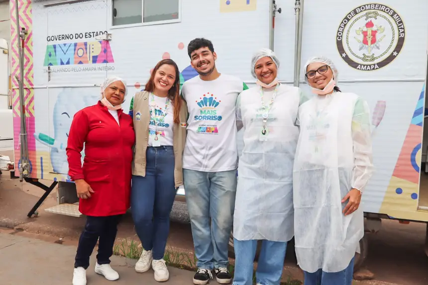 Equipe de saúde bucal realiza procedimentos de prevenção e tratamento