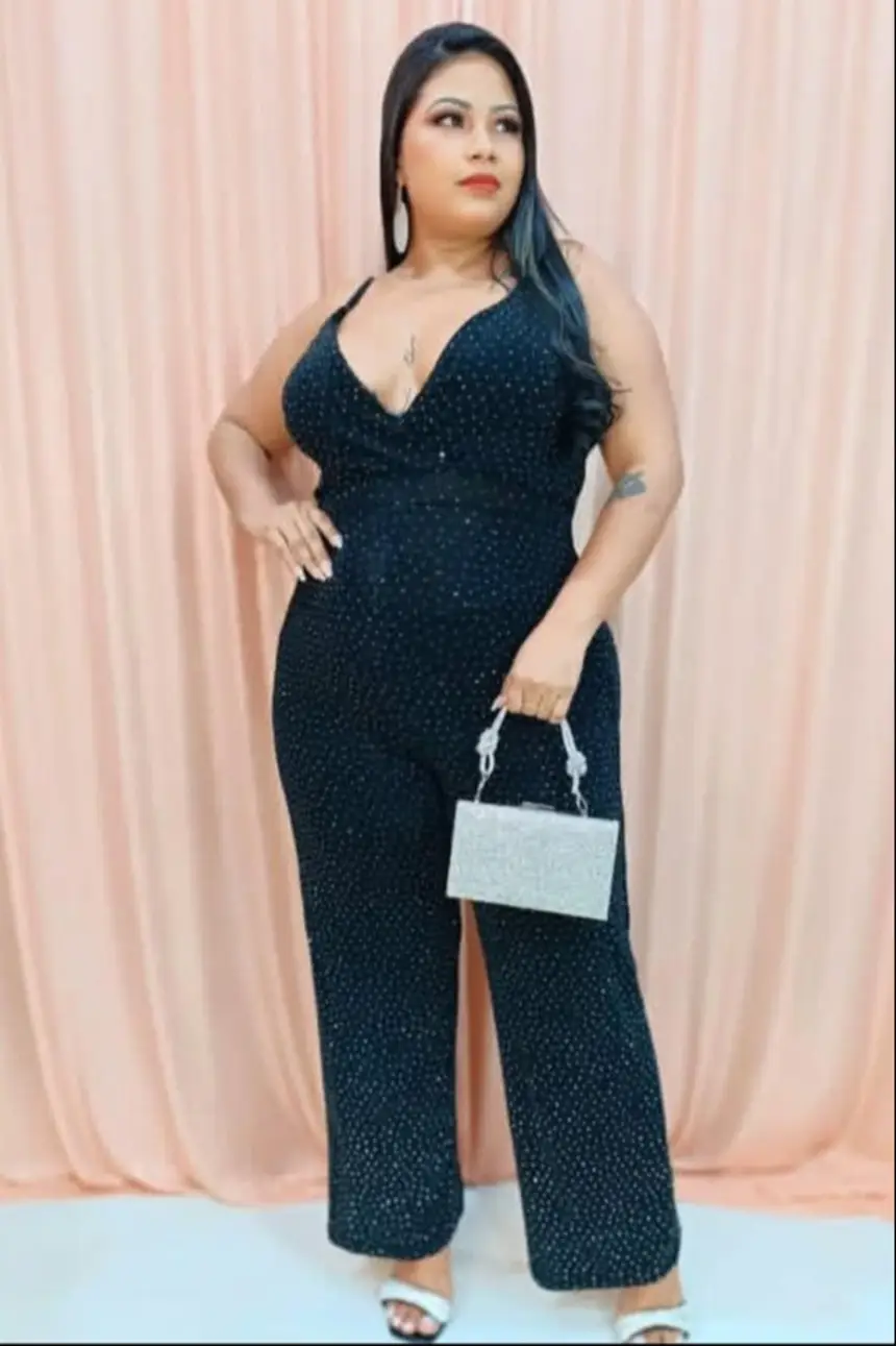 Kelly Vanesssa, modelo plus size e também profissional da beleza 