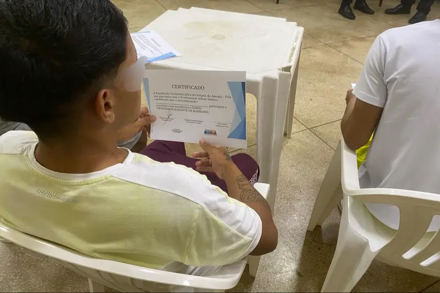 A instituição realizou uma cerimônia para entrega de certificados aos concluintes do curso 