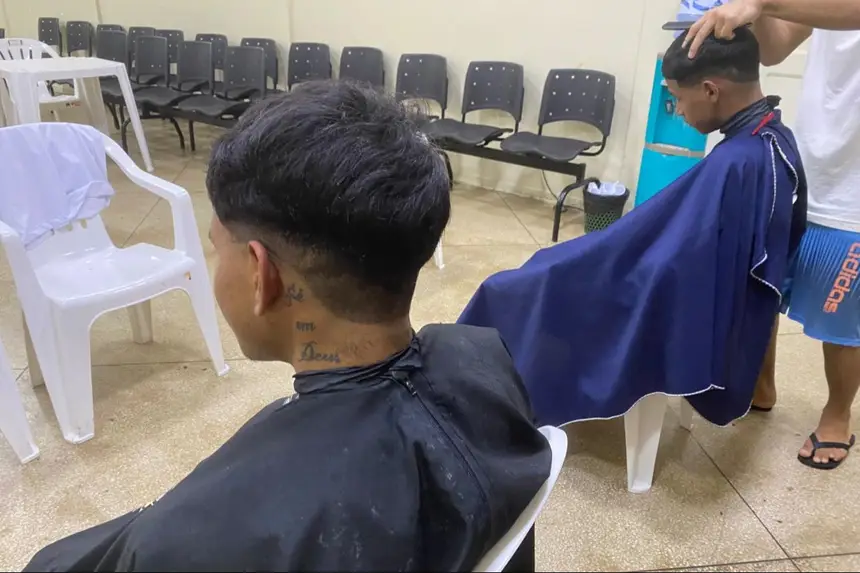 Jovens participam do curso de barbeiros, com técnicas de acabamento e barba