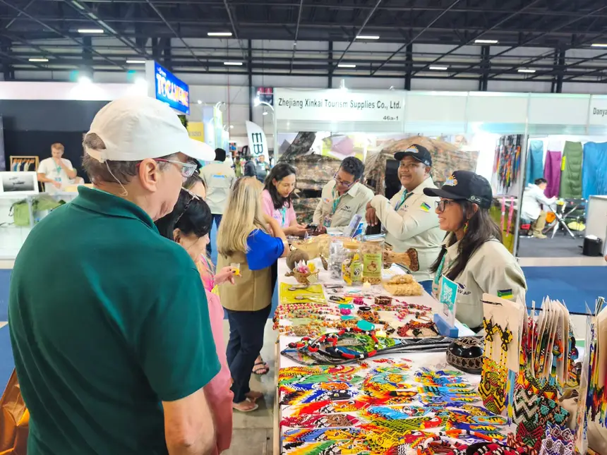 Agentes de turismo e empresários apresentam artigos do Amapá na feira.