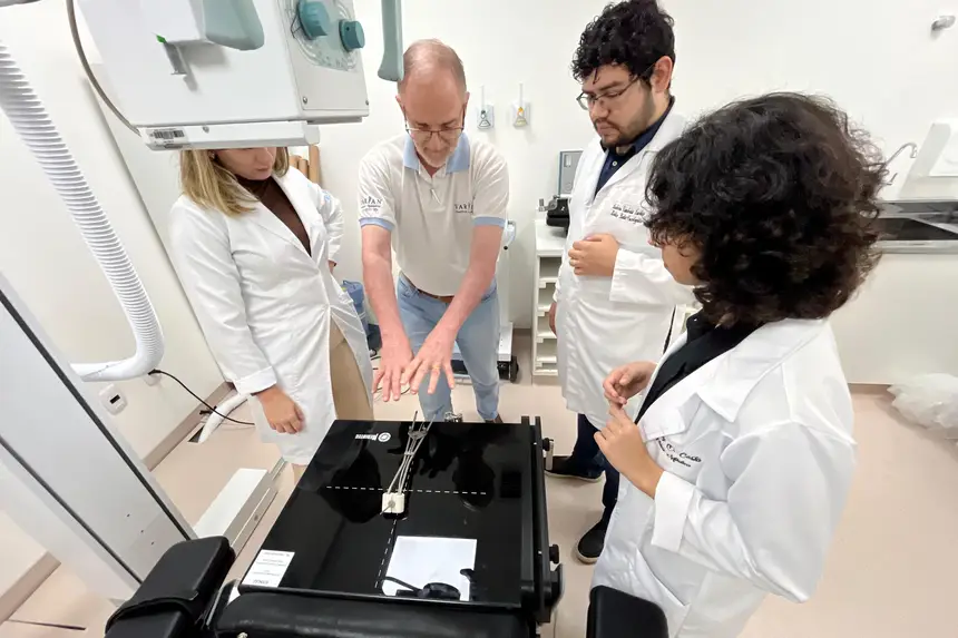 A equipe já possui formação na técnica, mas o treinamento é fundamental para aprofundar o conhecimento sobre as especificidades do equipamento