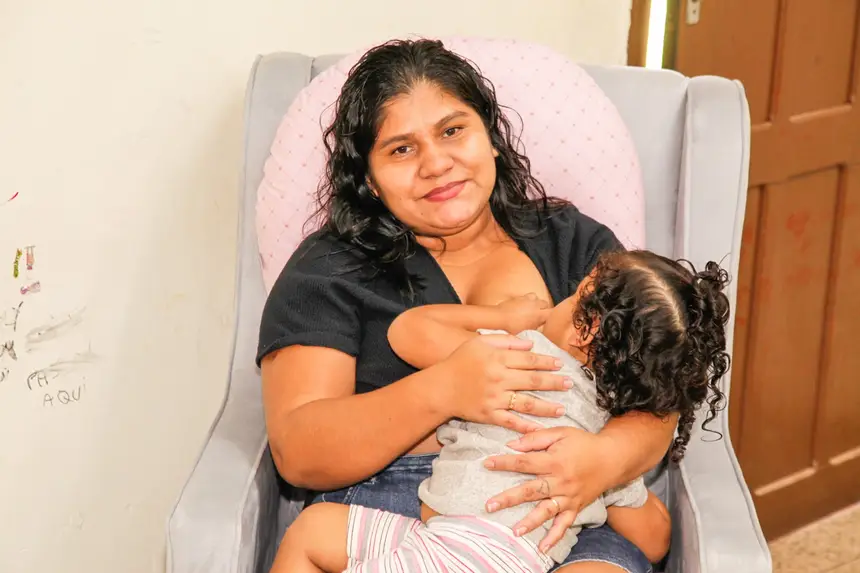 Luana Cristina dos Santos e a filha Esther de 2 anos