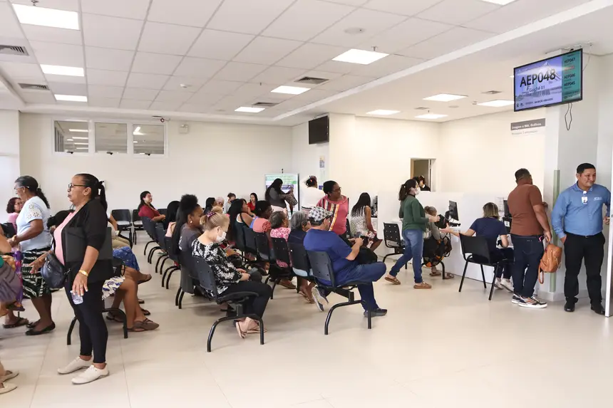 Pacientes aguardam para receber atendimentos usando novos equipamentos 
