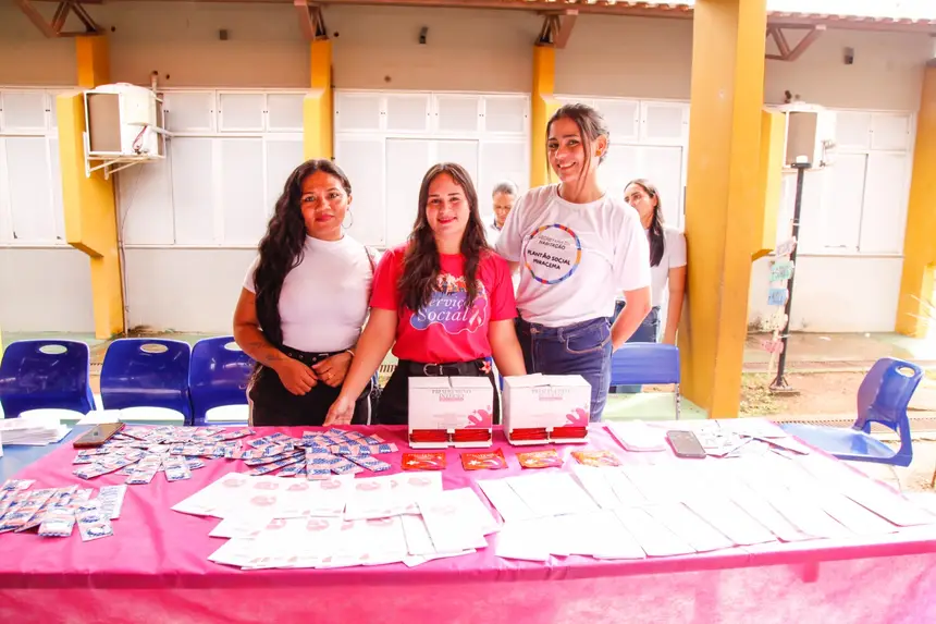 Estagiárias do curso de Enfermagem durante o evento