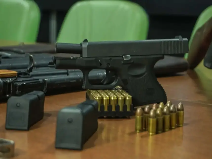 Pistola apreendida em ação da Polícia Civil, em 2025