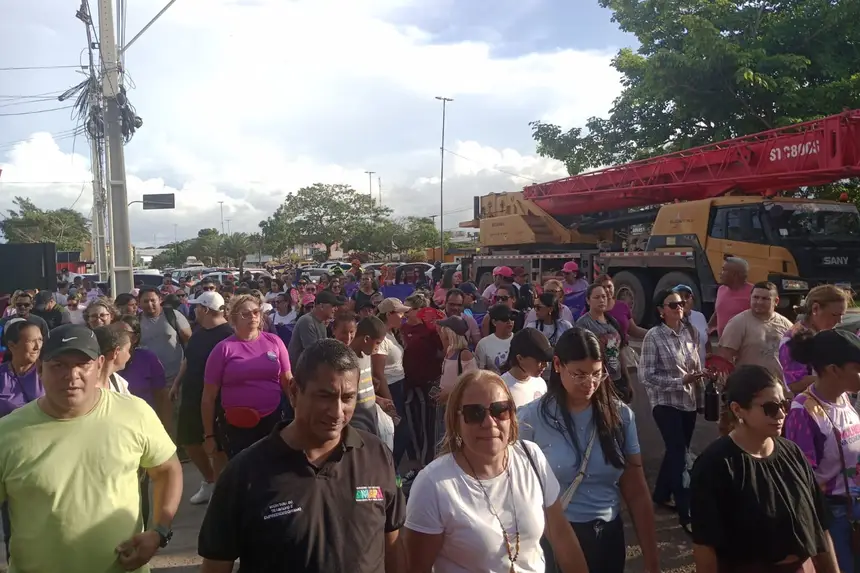Passeata formada por pessoas de varias entidades privadas, serviço público  e idades se uniram para dizer não à violência 