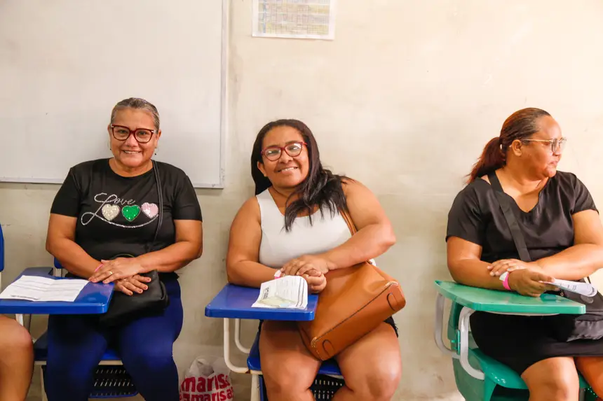 Mulheres atendidas em consulta médica durante ação do Governo do Amapá