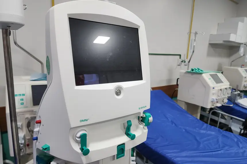 Equipamentos móveis possibilita o paciente ser atendido à beira do leito, garantindo conforto e seguranaça no tratamento para estabilização das doenças renais pela rgência e emergência