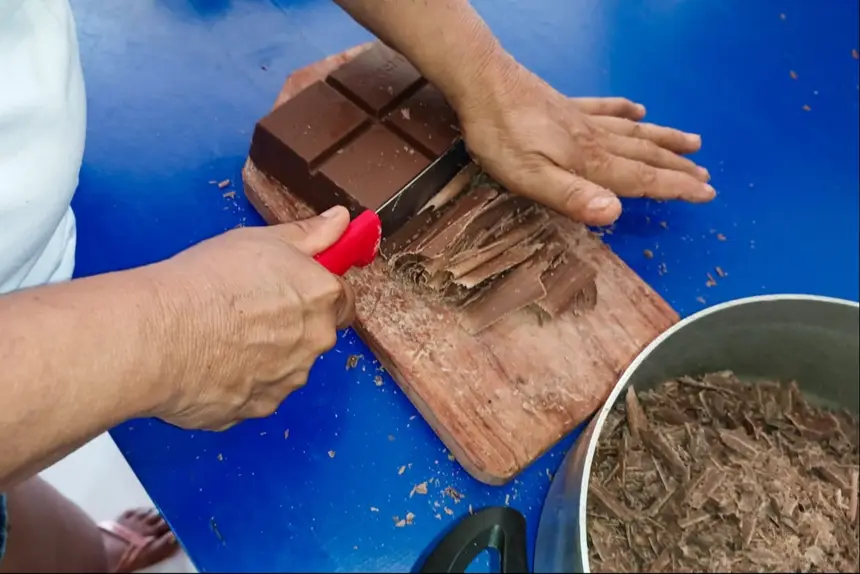 DE acordo com a professora, com uma barra de chocolate é possível fazer 10 ovos 