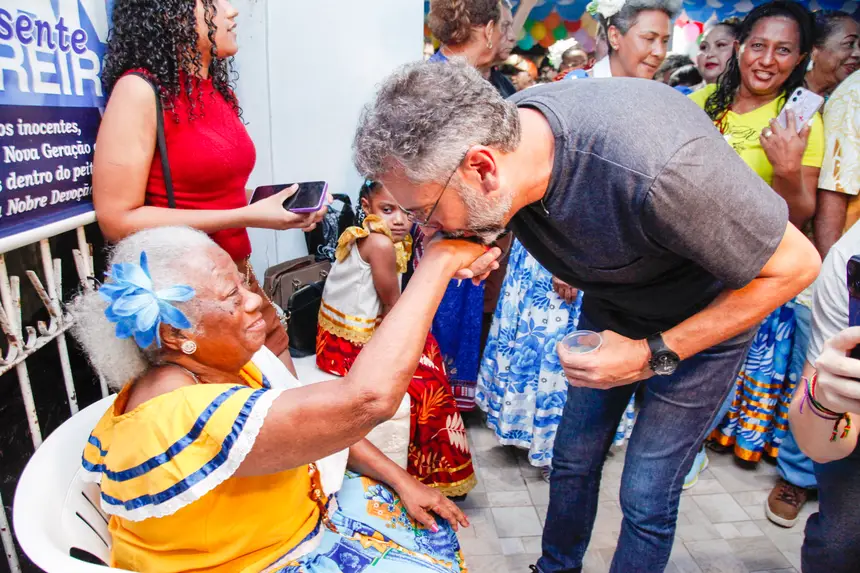 Governador Clécio Luís pede a bênção a dona Zezé Libório, uma das vozes mais marcantes do marabaixo