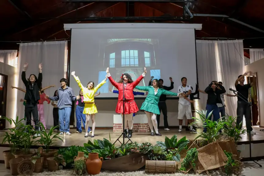 Estudantes encenaram uma peça teatral durante evento