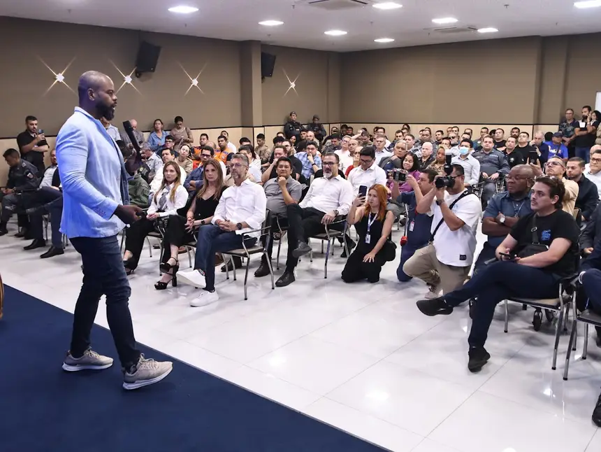Palestra “Como tornar meninos e homens aliados para a prevenção das violências contra meninas e mulheres”, proferida por Luciano Ramos