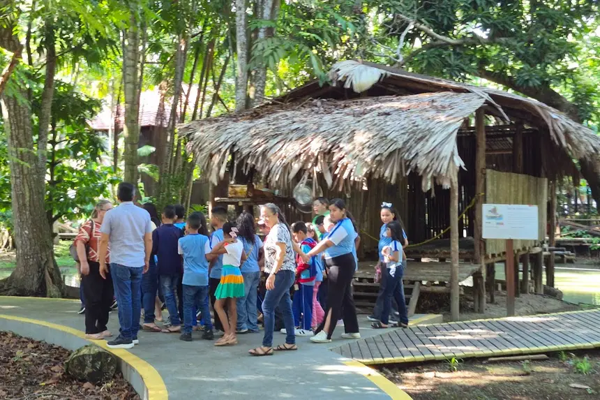Visita monitorada de alunos conhecendo mais os encantos do Museu 