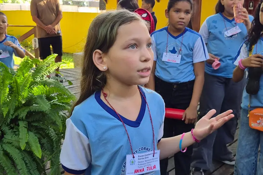 Anna Júlia de 9 anos de idade ficou encantada com as coisas do Museu