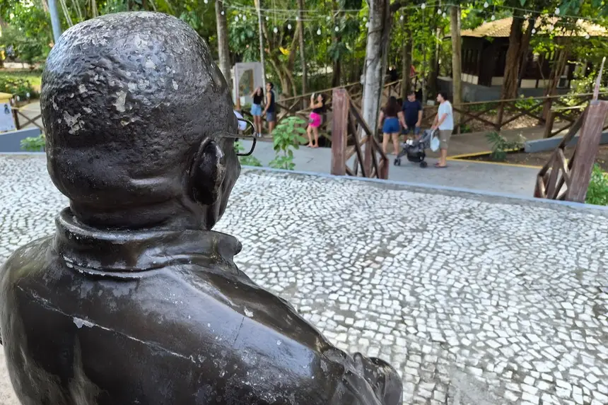 Mestre Sacaca de sua posição observa os visitantes 