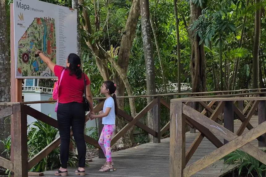 Visitantes localizam pontos estratégicos no mapa para conhcer