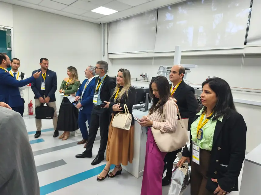 Outro momento relevante foi a visita ao Laboratório de Biologia, setor responsável por análises que envolvem material genético e vestígios biológicos