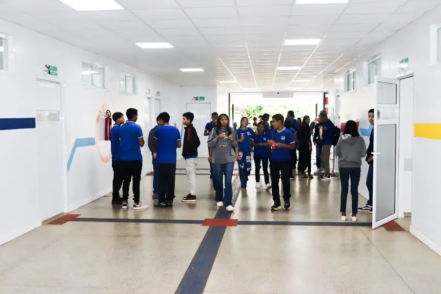 Hall principal da Escola Estadual Francisco de Oliveira Filho