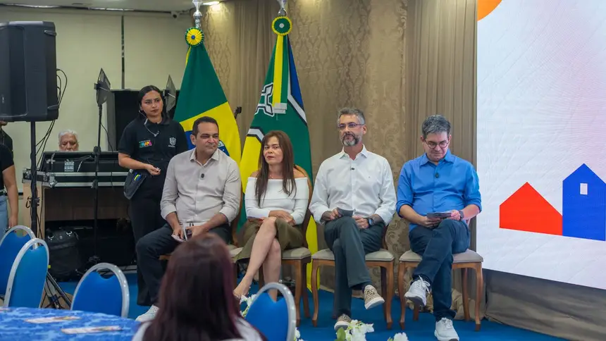 Deputado estadual Paulo Lemos, secretária da Habitação Mônica Dias, Clécio Luís, governador do Amapá e senador Randolfe Rodrigues