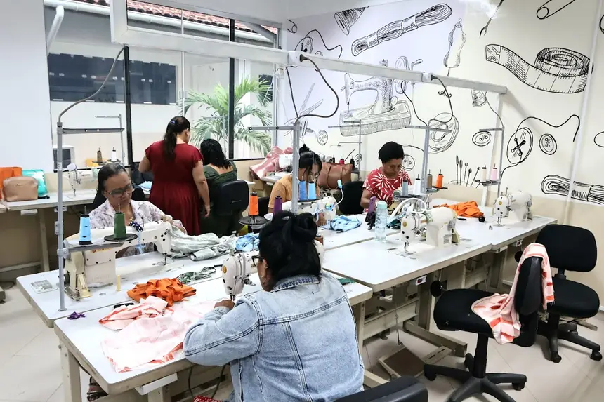 A sala do curso de corte e costura doSenac possui 18 máquinas e todas ficaram ocupadas pelas alunas 
