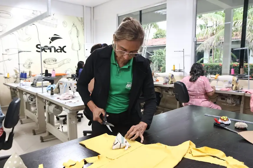 Corte correto do tecido, ação profissional e de atenção cuidadoso 