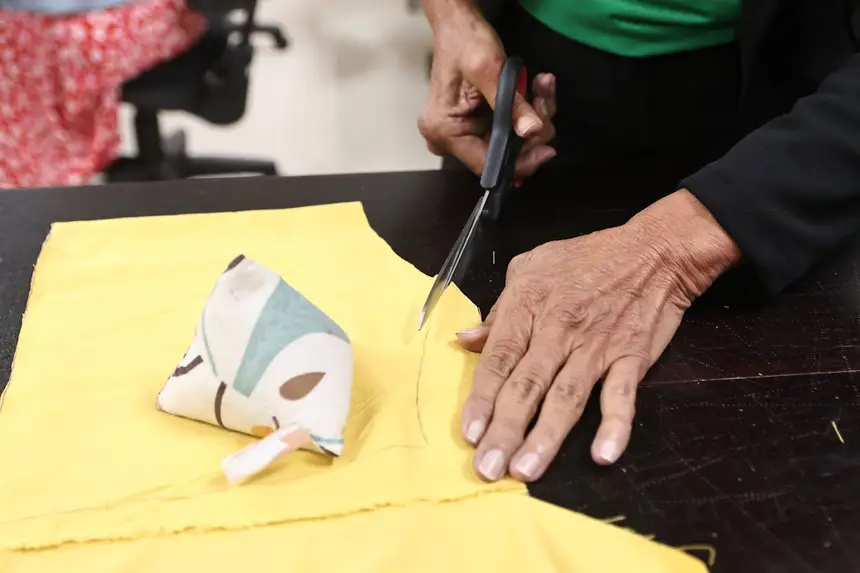 Corte correto do tecido, ação profissional e de atenção cuidadoso, alunos atentos 